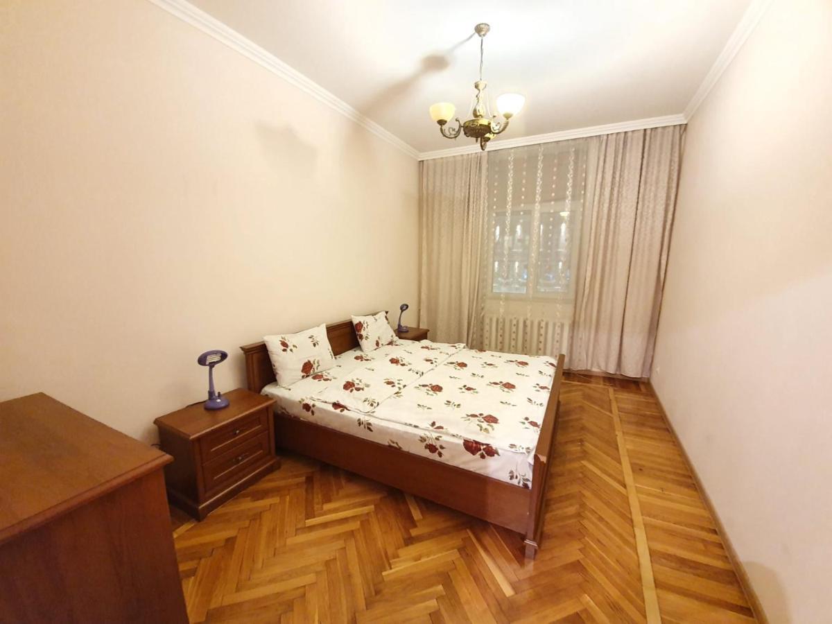 Stefan Cel Mare Apartment With 2 Rooms In The Heart Of คีชีเนา ภายนอก รูปภาพ