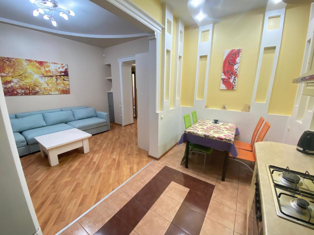 Stefan Cel Mare Apartment With 2 Rooms In The Heart Of คีชีเนา ภายนอก รูปภาพ